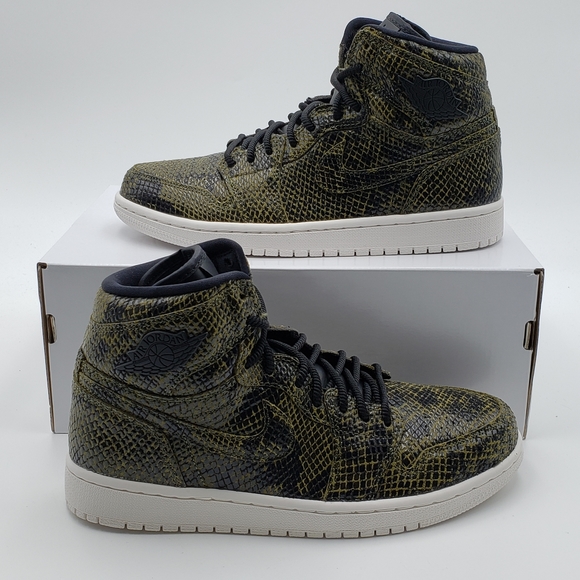 Womens Nike AIR JORDAN 1 RETRO HI PREMIUM Shoes - Picture 2 of 7
